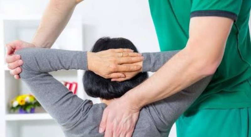 5 Reasons to See a Chiropractor for Shoulder and Back Pain